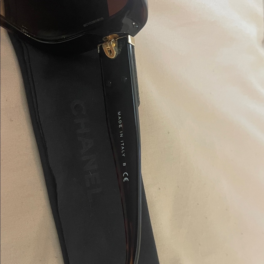 Authentic CHANEL CC Black and Brown Tortoiseshell Sunglasses with Case and Cloth - Picture 7 of 16